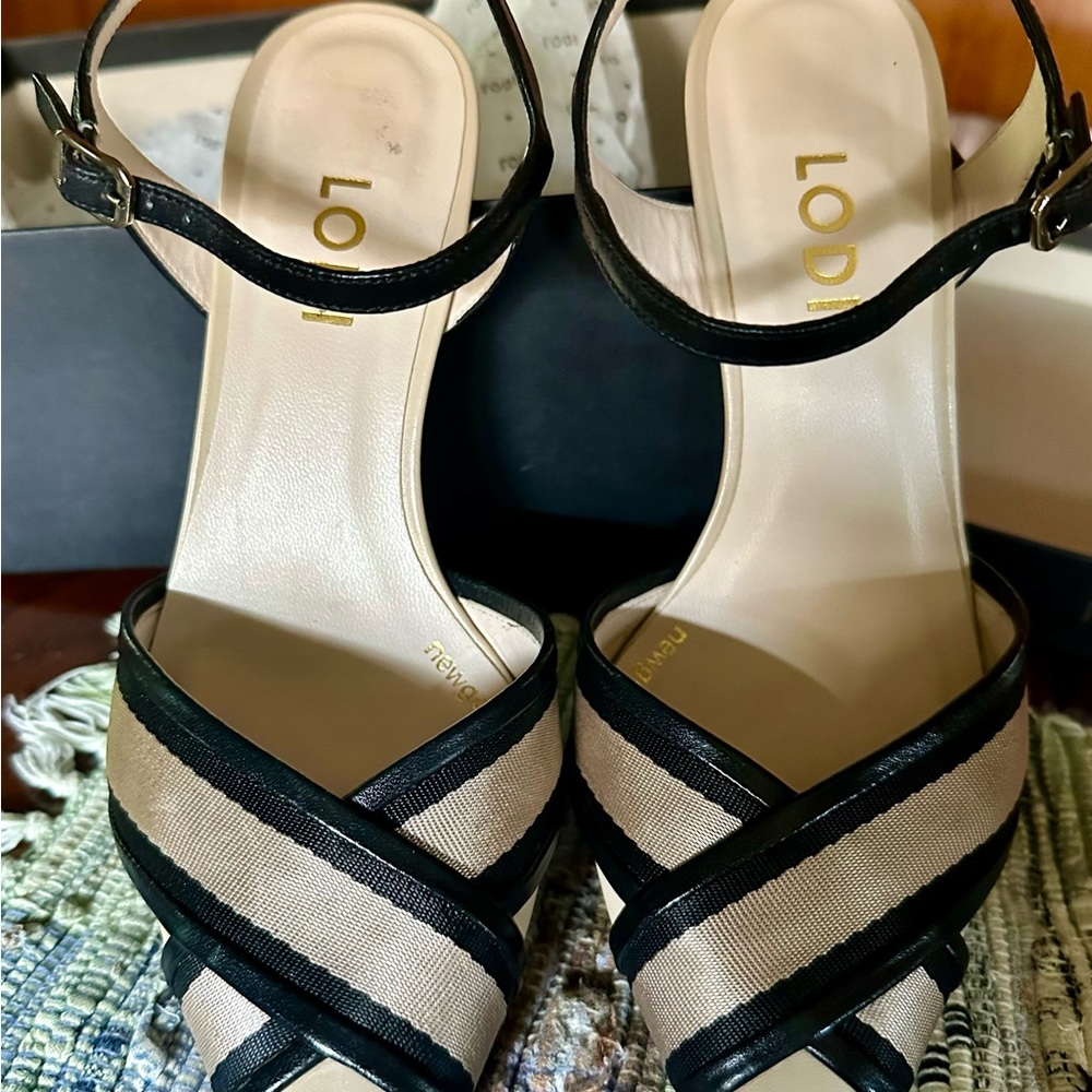 Lodi gorgeous heel size 39. Style California Pebble. Like new. Worn only once.
